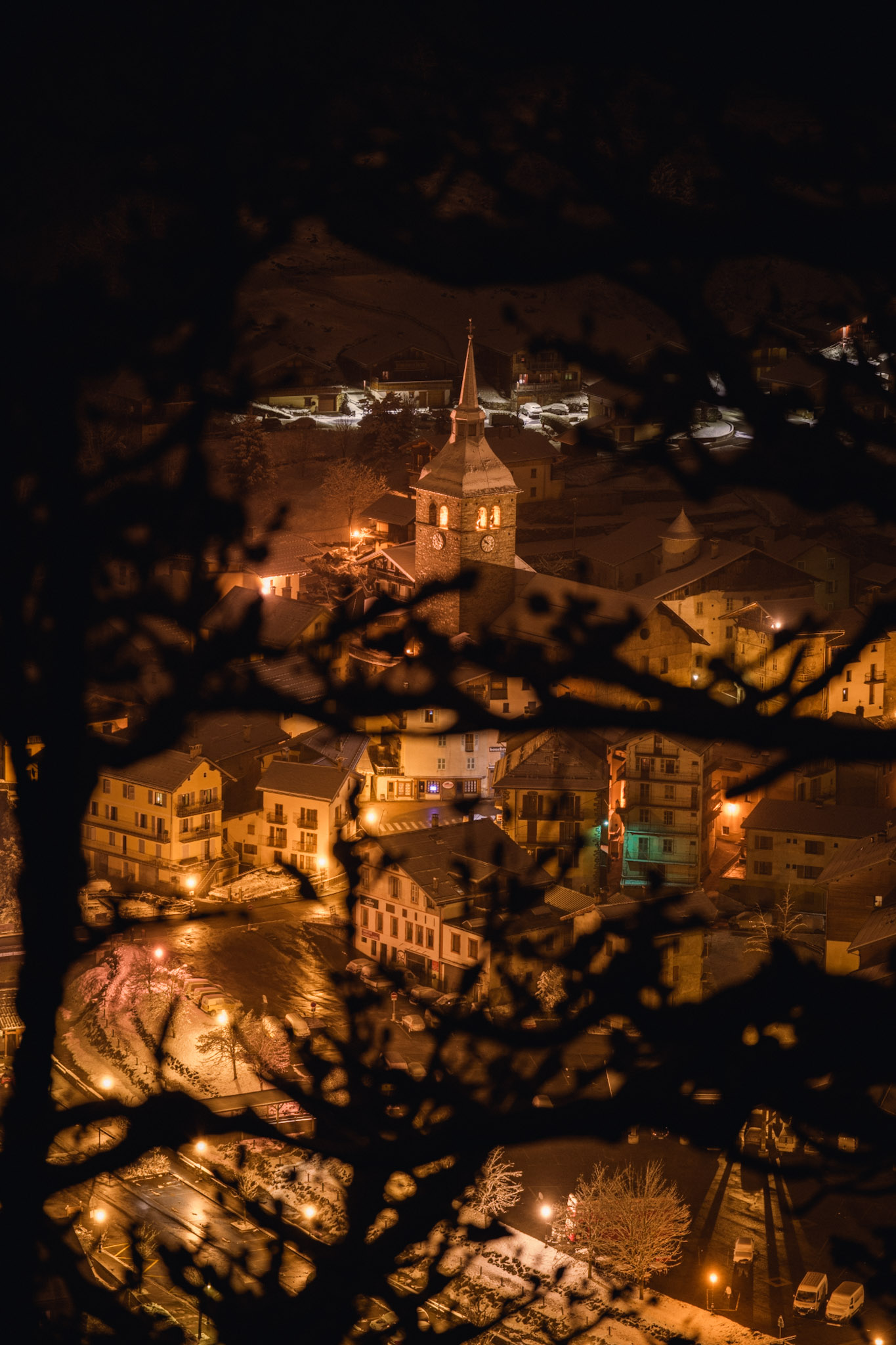 beaufort village under the snow by night